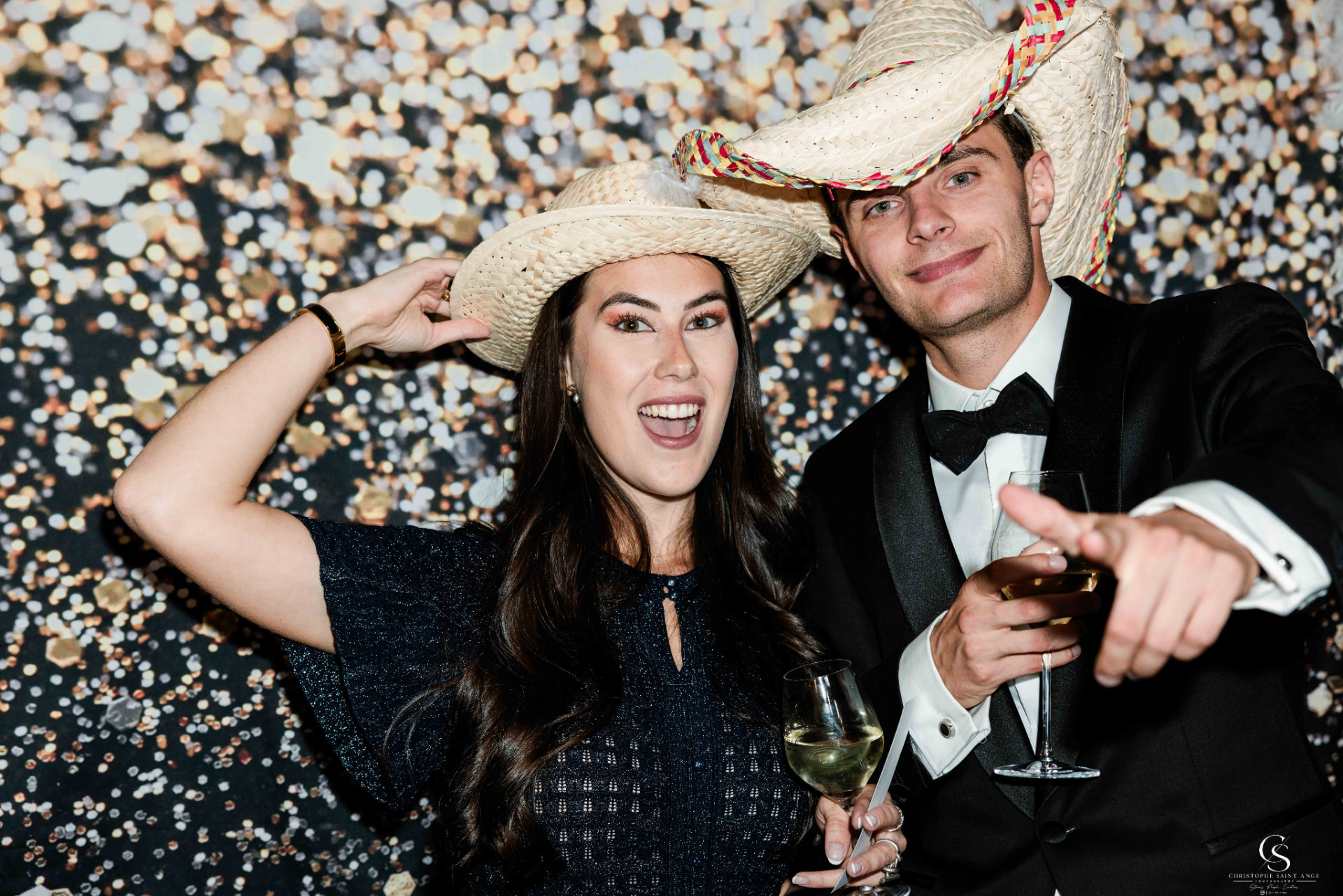 Couple d'invités souriants devant le photobooth Glambooth