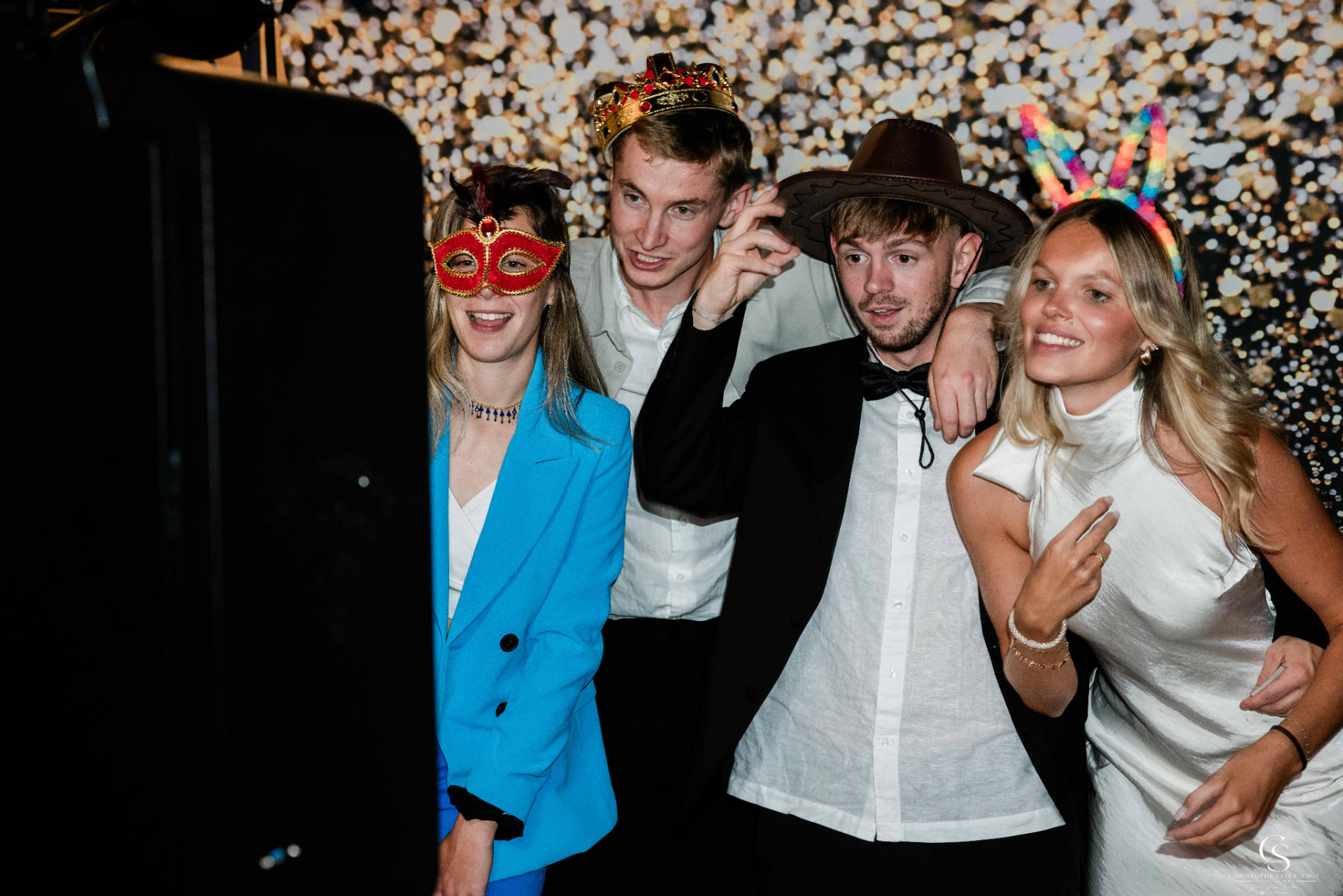 Invités costumés posant devant le photobooth miroir Glambooth